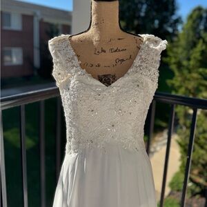 SALE!!!! Abao Wedding Dress, Elegant Ivory Lace A-Line – Size 2, V-Neck
